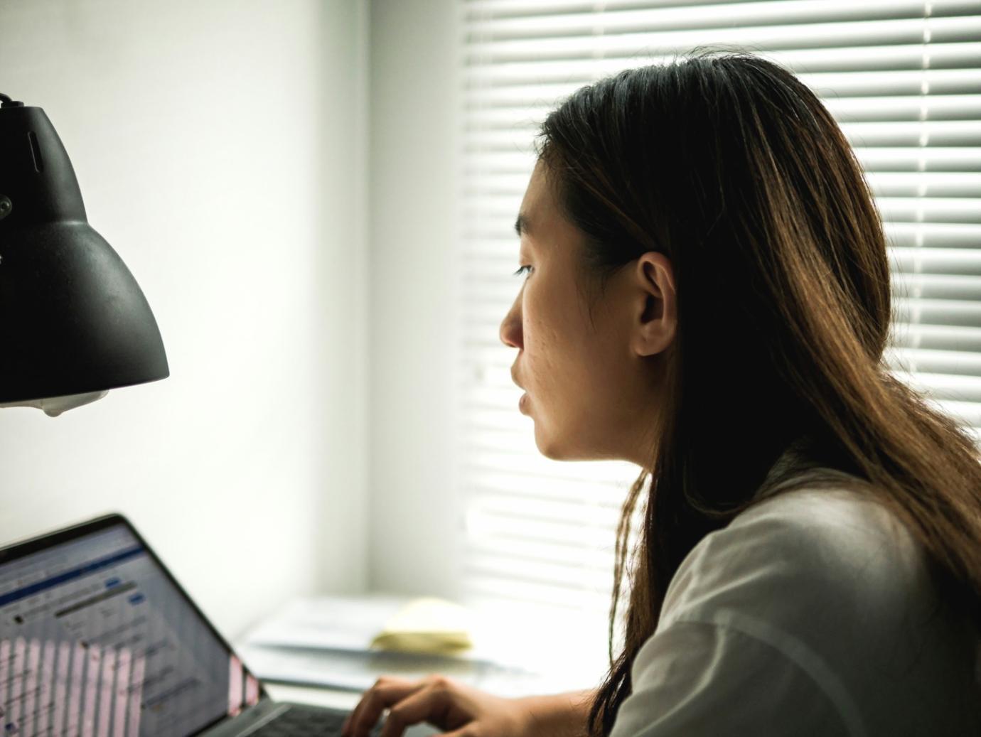 Matériaux d'étude financière avec calculatrice et documents
